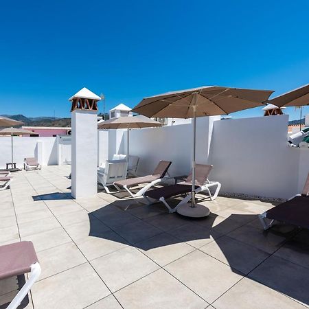 Apartamentos Toboso Plaza Nerja Ngoại thất bức ảnh Rooftop pool at the Hotel