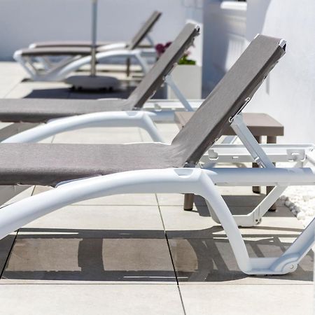 Apartamentos Toboso Plaza Nerja Ngoại thất bức ảnh A sunlounger