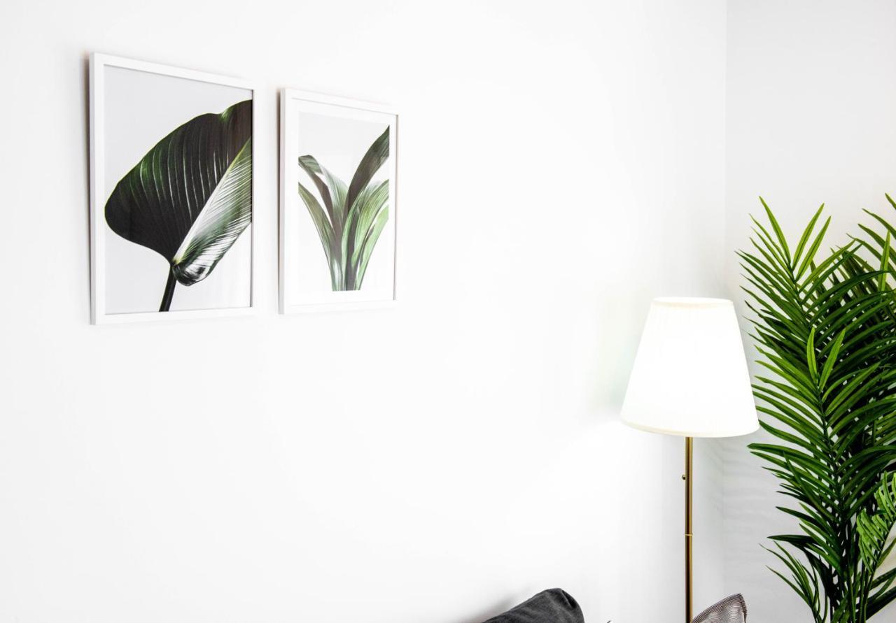 Apartamentos Toboso Plaza Nerja Ngoại thất bức ảnh A white wall