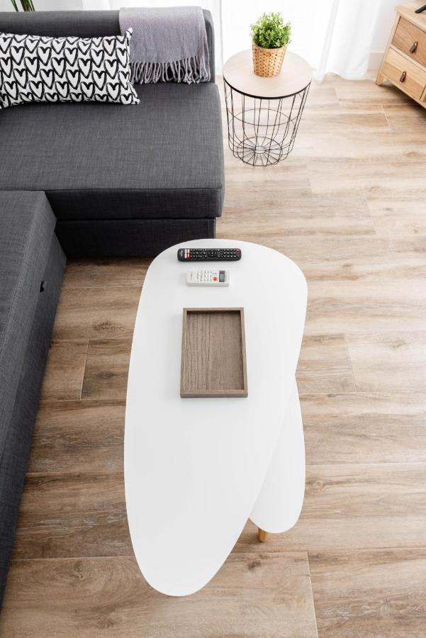 Apartamentos Toboso Plaza Nerja Ngoại thất bức ảnh A side table