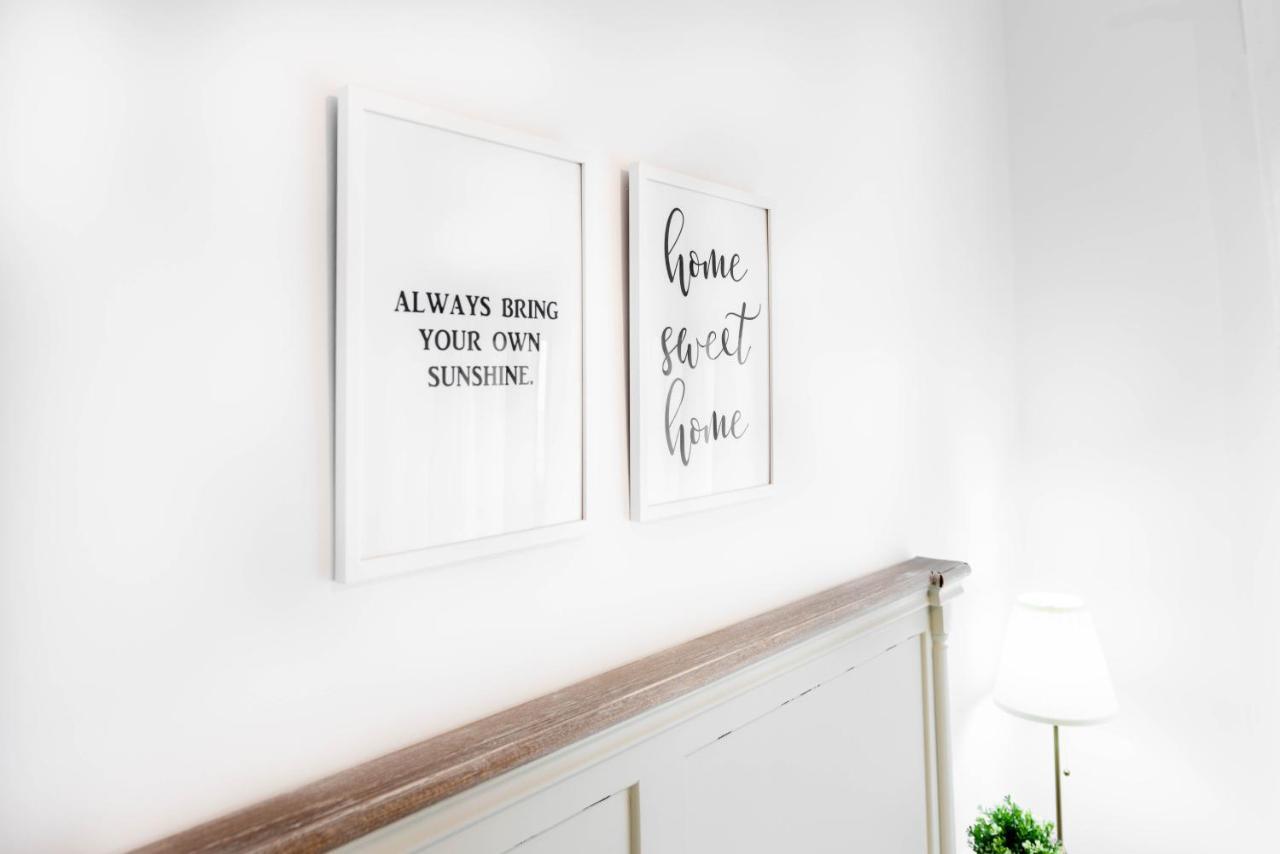 Apartamentos Toboso Plaza Nerja Ngoại thất bức ảnh A wall decorated with two framed prints
