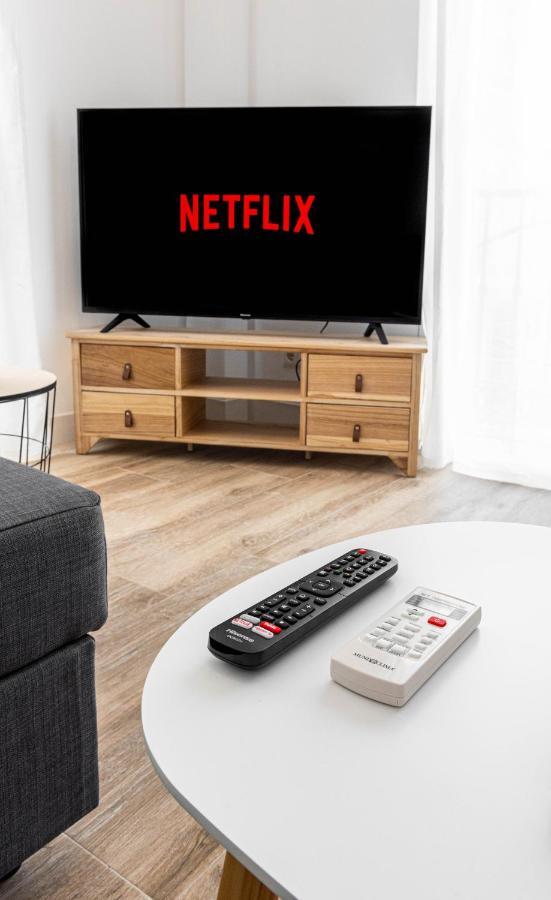 Apartamentos Toboso Plaza Nerja Ngoại thất bức ảnh A TV remote