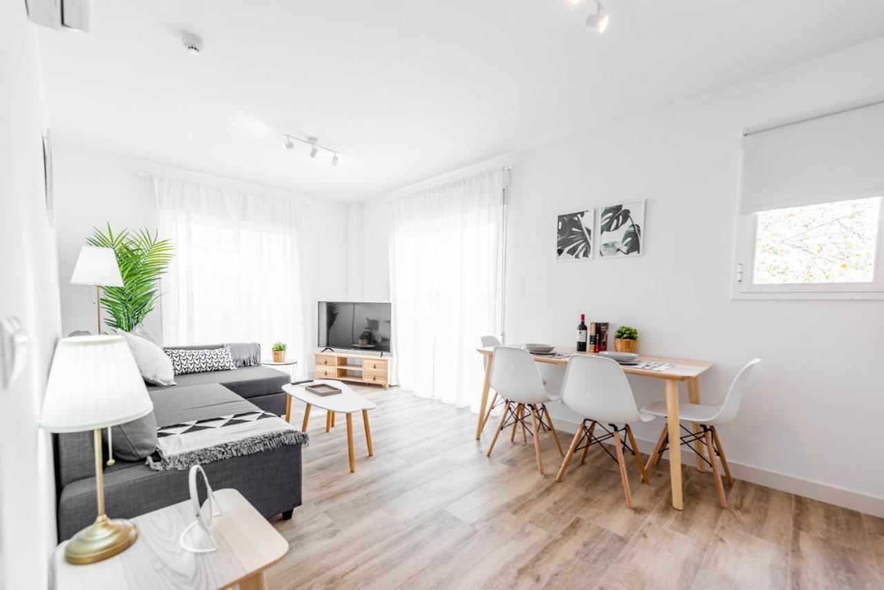 Apartamentos Toboso Plaza Nerja Ngoại thất bức ảnh A staged living room