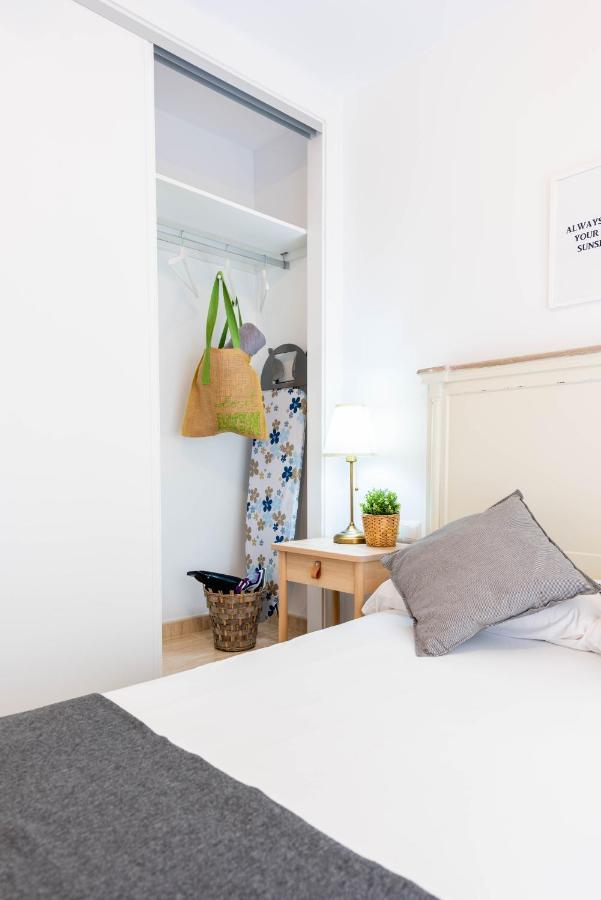 Apartamentos Toboso Plaza Nerja Ngoại thất bức ảnh A room at the hotel