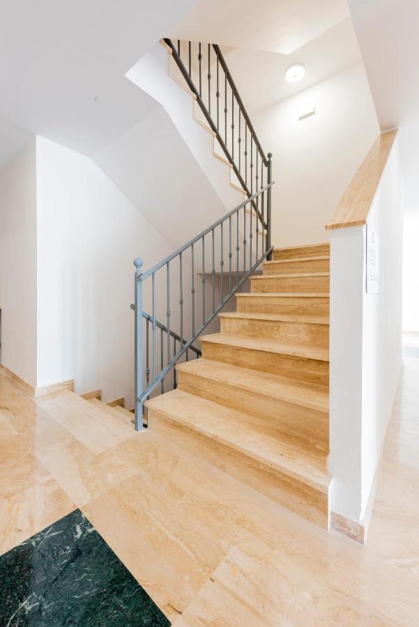 Apartamentos Toboso Plaza Nerja Ngoại thất bức ảnh A handrail