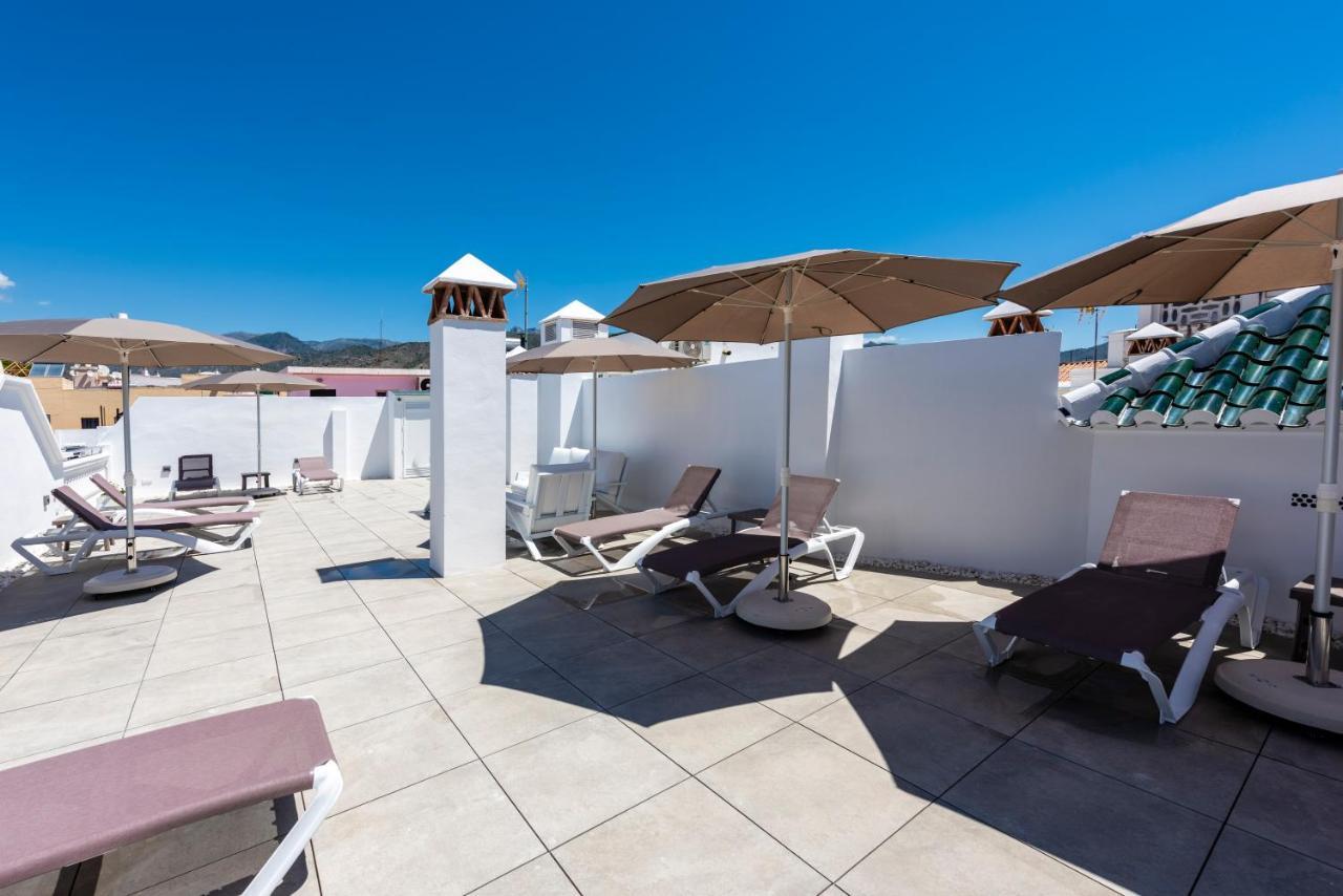 Apartamentos Toboso Plaza Nerja Ngoại thất bức ảnh Rooftop pool at the Hotel