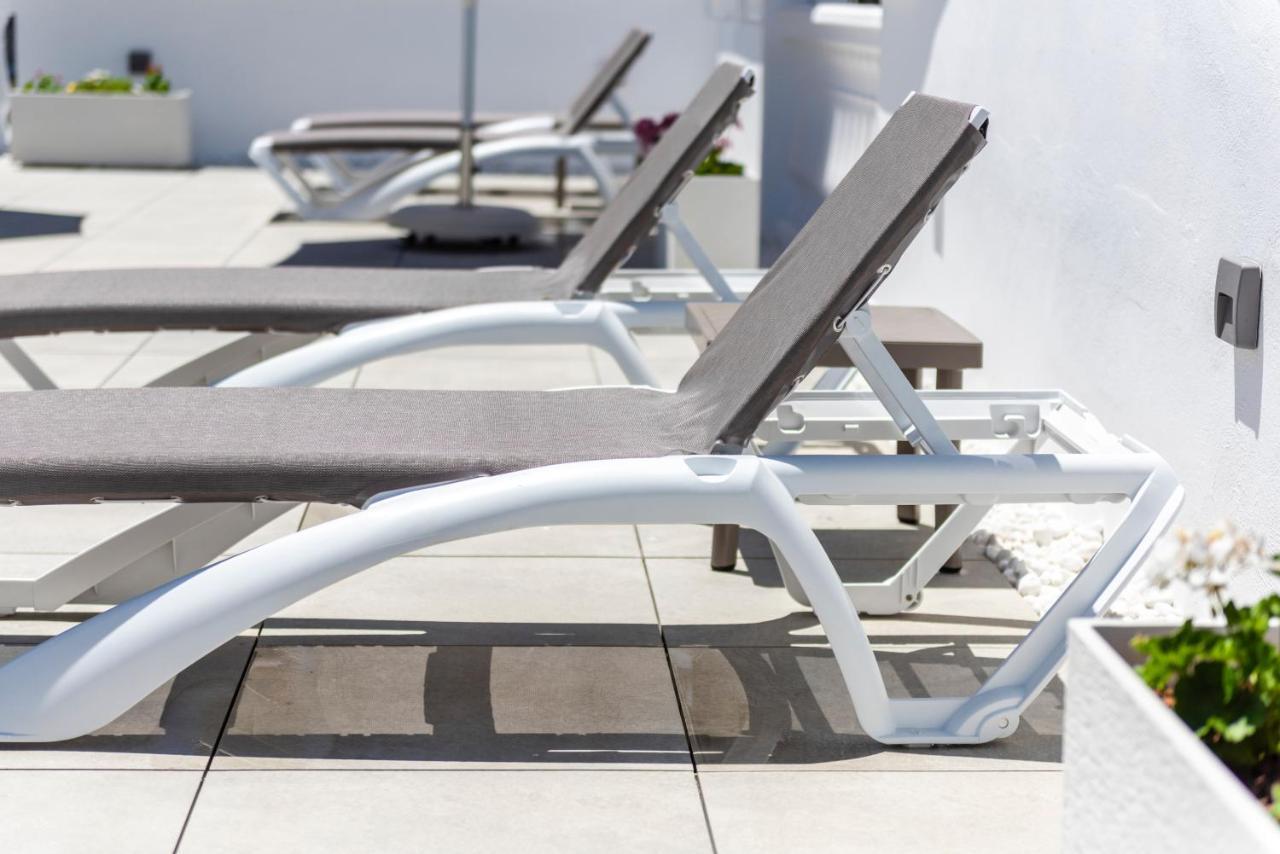 Apartamentos Toboso Plaza Nerja Ngoại thất bức ảnh A sunlounger