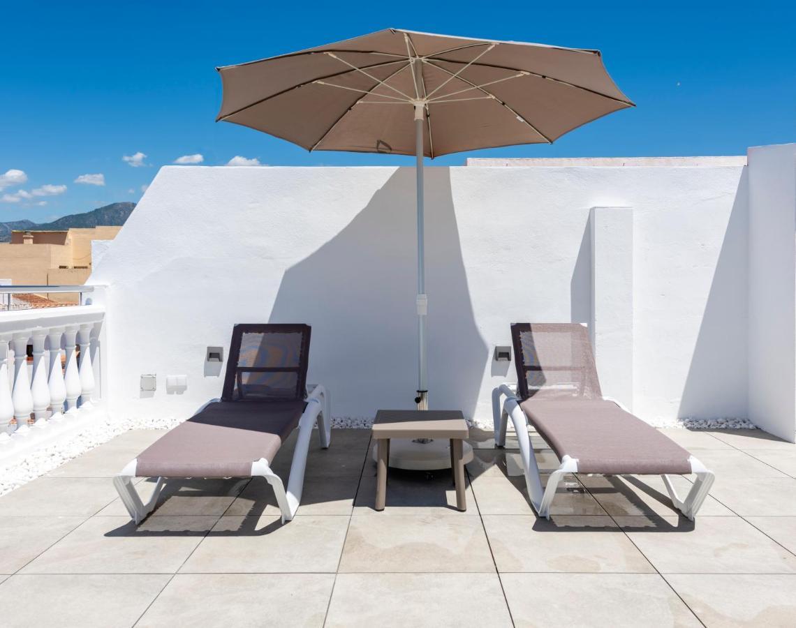 Apartamentos Toboso Plaza Nerja Ngoại thất bức ảnh A patio umbrella
