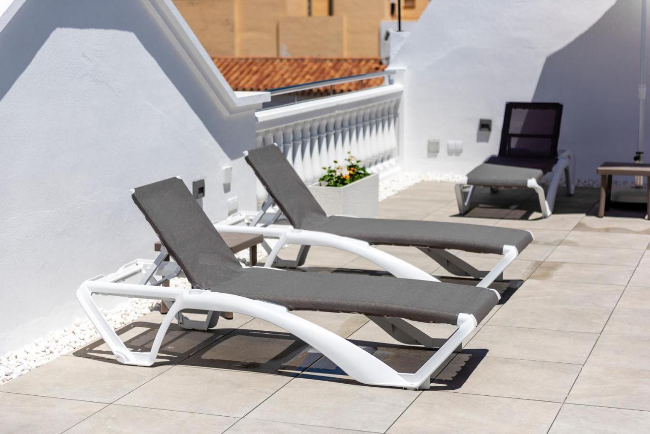 Apartamentos Toboso Plaza Nerja Ngoại thất bức ảnh A pair of chaise longues